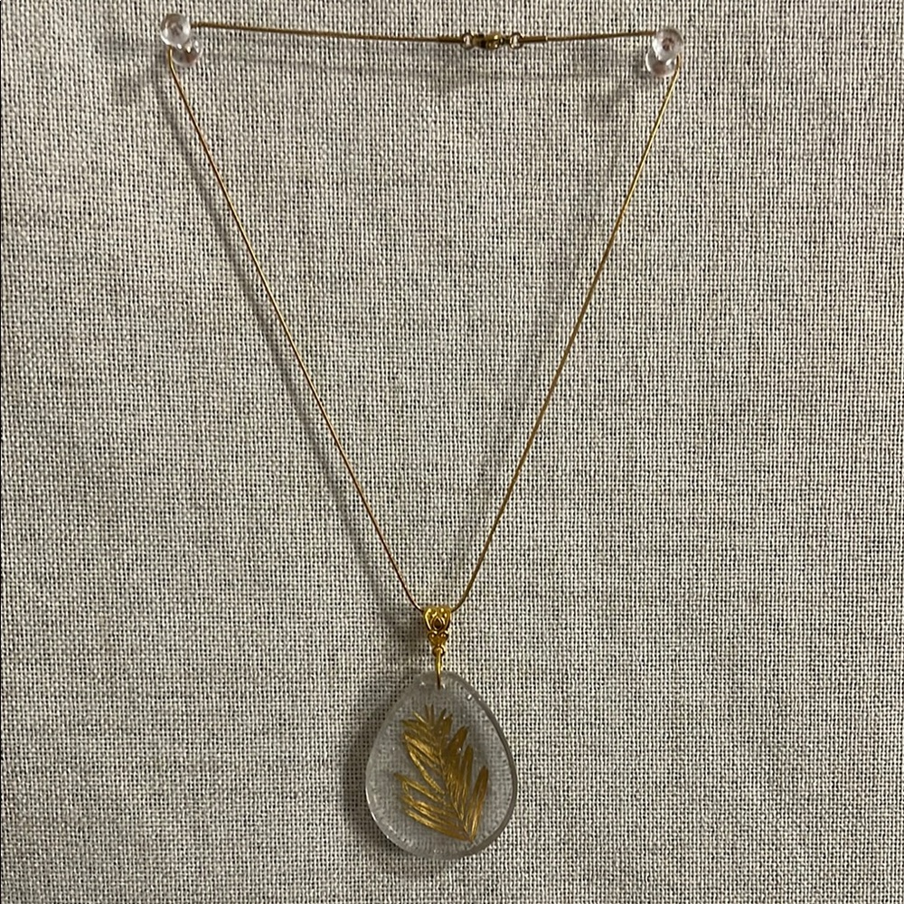Elegant Gold Leaf Pendant Necklace